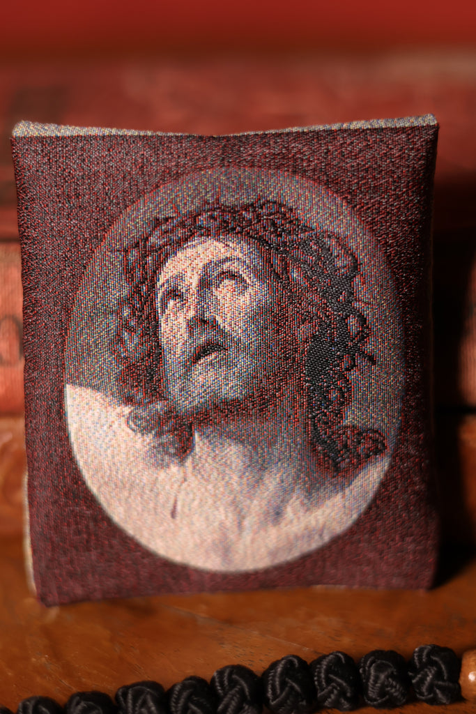 Porta Rosario De Piel Con Cierre Y Símbolo M Dorado - Tamaño 10x7 Cm, Color Rojo